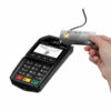 Client effectuant un paiement sans contact sur le Desk 1600 Ingenico